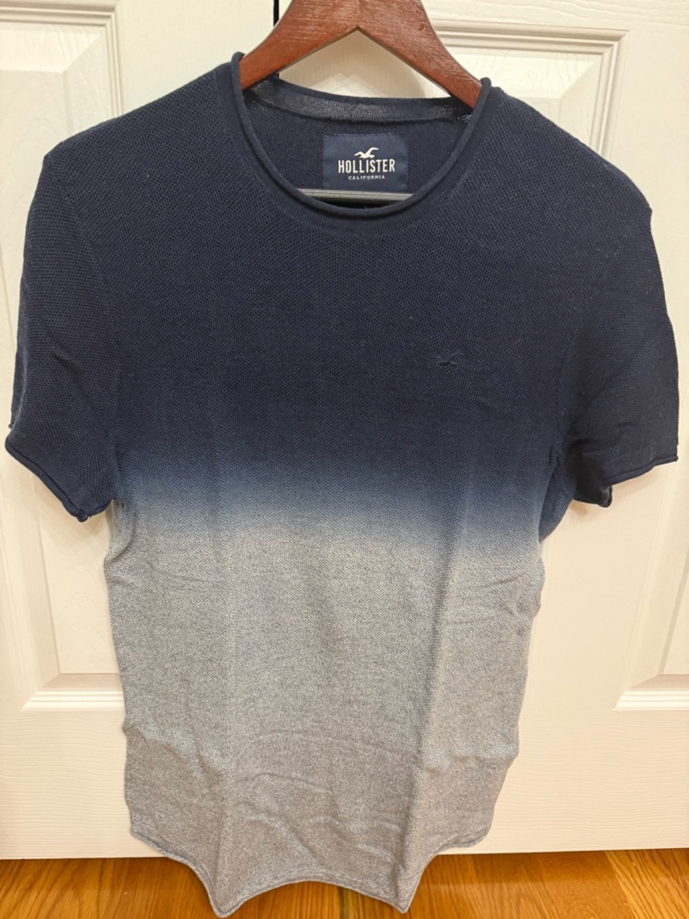 Hollister Men's Navy to Light Gray Ombre Crew Neck Tee